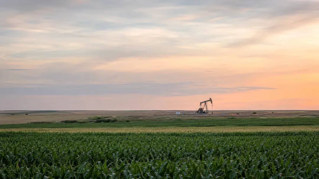 North-Dakota-oil-modern-drilling-rig-in-the-Bakken-region-at-golden-hour