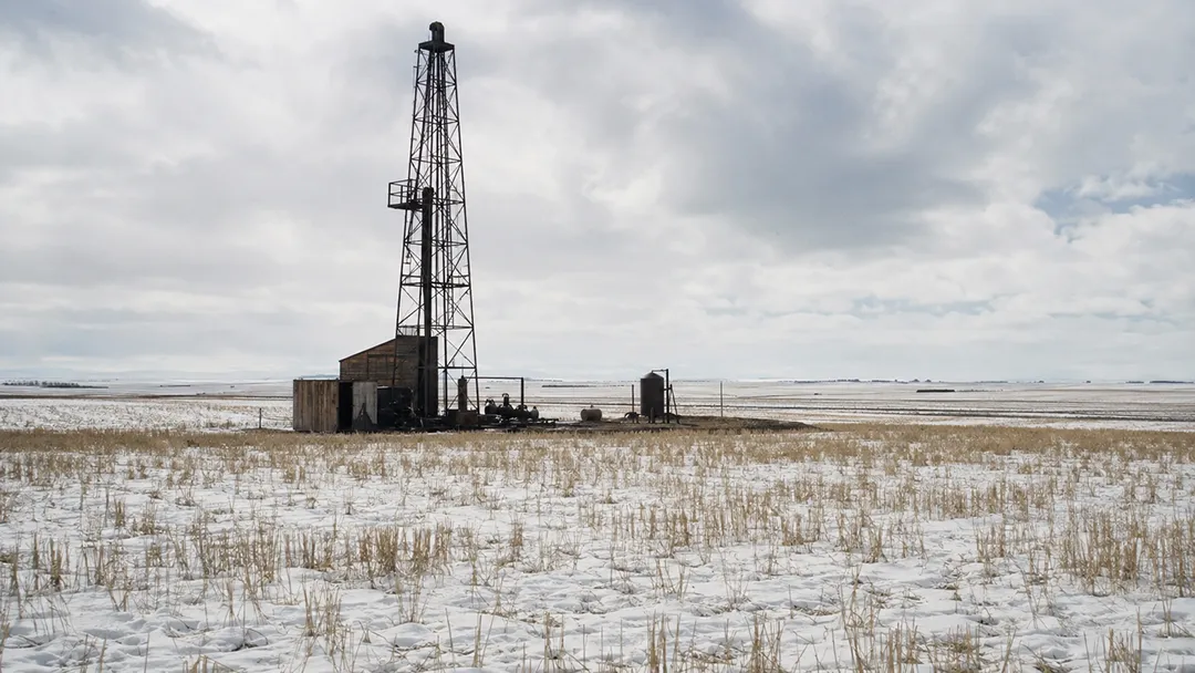 North-Dakota-oil-old-oil-well-in-a-snowy-wheat-field-on-the-rural-prairie