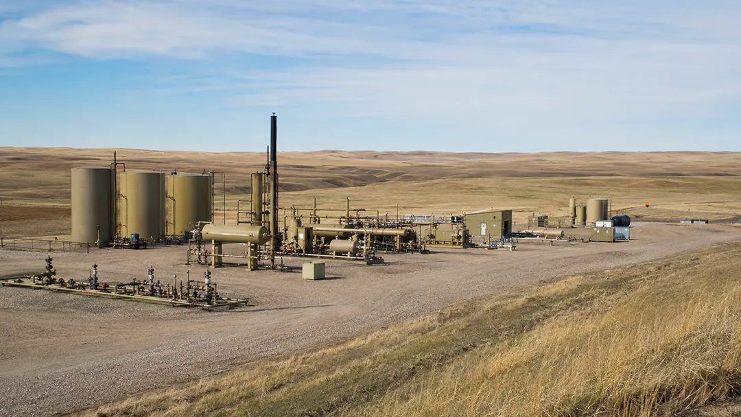 enhanced-oil-recovery-modern-oil-production-facility-in-the-Bakken-region-of-North-Dakota